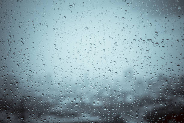 街の青い緑色のぼやけた光で空の雲と素晴らしい重い雨の日のテクスチャの背景水の外の窓ガラスに雨滴抽象的な景色は、リラックスした自然を楽しむ壁紙 - 雨 ストックフォトと画像