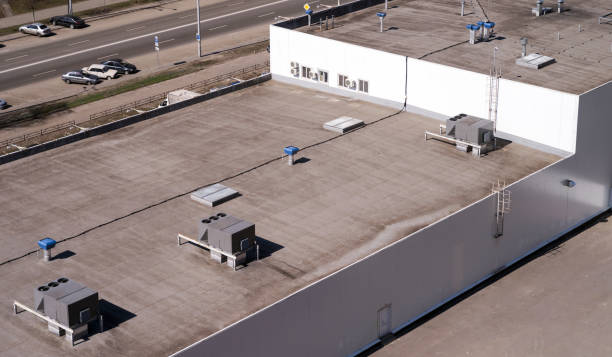 상업용 에어컨 및 환기 시스템의 외부 단위와 상업용 건물의 지붕 - intake 뉴스 사진 이미지