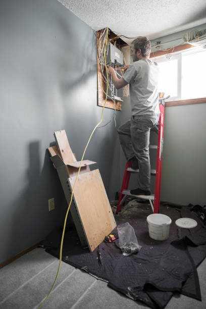 istock Electrician Upgrading a Homes Distribution Board 958968508