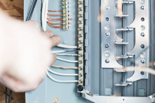 istock Electrician Upgrading a Homes Distribution Board 958976636