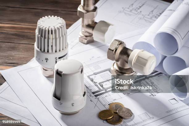 Concepto De Ahorro De Energía Foto de stock y más banco de imágenes de Radiador - Radiador, Calefacción del hogar, Caldera - Herramientas industriales