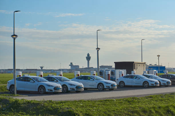 elektrische taxi's opladen van energie op luchthaven - schiphol stockfoto's en -beelden