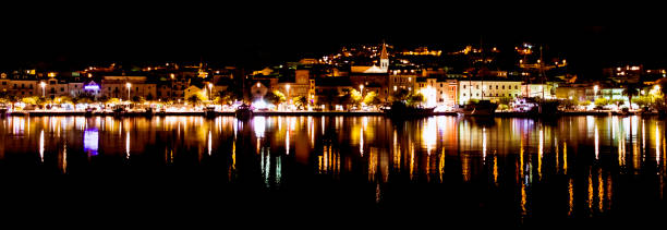 хорватский город ночью - макарска, макарская ривьера, далмация, хорватия - makarska riviera стоковые фото и изображения