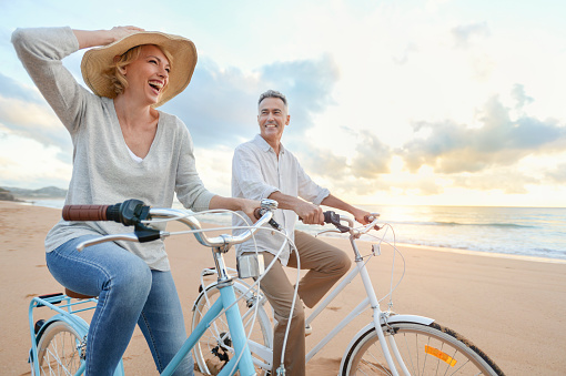 istock Pareja ciclismo en la playa en el atardecer o el amanecer. 959016450