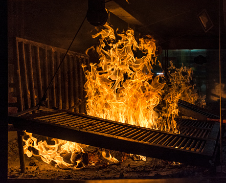 High flame in Uruguayan rotisserie, Parrilha Porteña