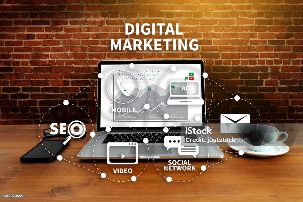 DIGITAL MARKETING nuovo progetto startup MILLENNIALS Business team mani al lavoro con report finanziari e un laptop - Foto stock royalty-free di Marketing digitale