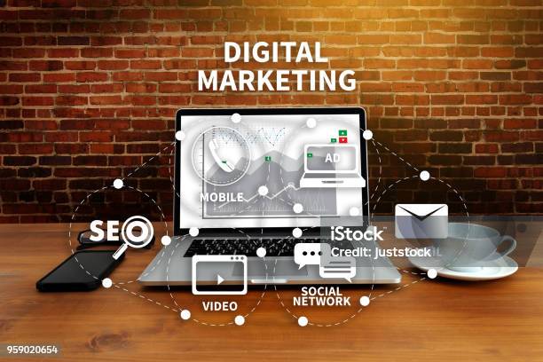 Digital Marketing Nuovo Progetto Startup Millennials Business Team Mani Al Lavoro Con Report Finanziari E Un Laptop - Fotografie stock e altre immagini di Marketing digitale