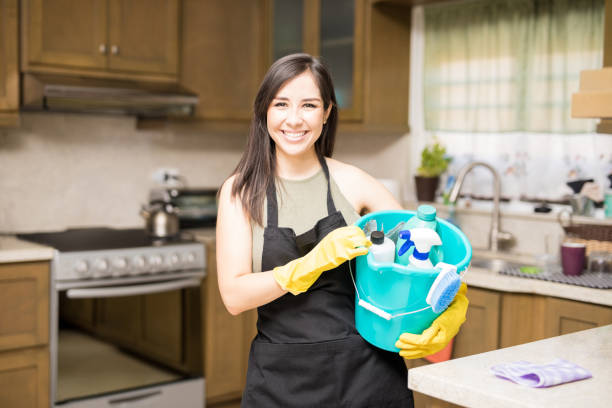 jeune femme tenant des outils et des produits de nettoyage en seau - protective glove washing up glove cleaning latex photos et images de collection