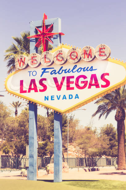 cartel de las vegas - welcome to fabulous las vegas sign photography landmarks travel locations fotografías e imágenes de stock