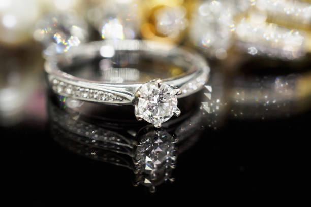 istock Jewelry diamond rings with reflection on black background 959023526