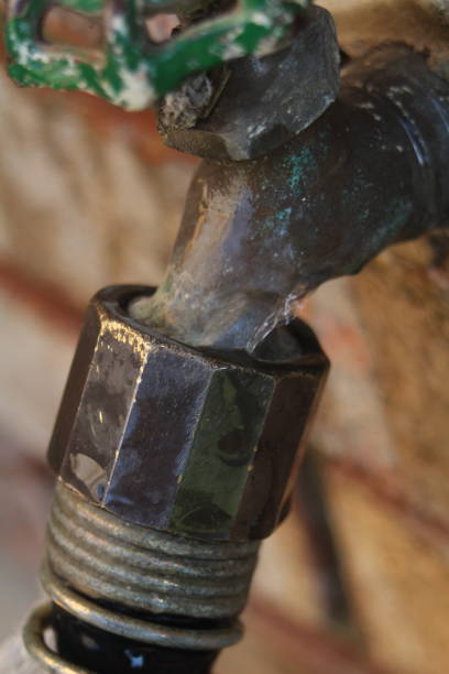 istock Outdoor faucet and hose 959028818