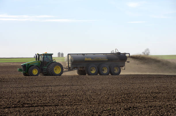 apparecchiature per la spandimento del letame liquido - editorial horizontal farmer occupation foto e immagini stock