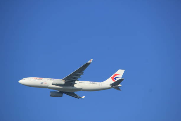 амстердам , нидерланды - 15 октября 2017 г.: взлет airbus a330-200 авиакомпании china eastern airlines, амстердамский аэропорт схипхол - airbus a330 200 стоковые фото и изображения