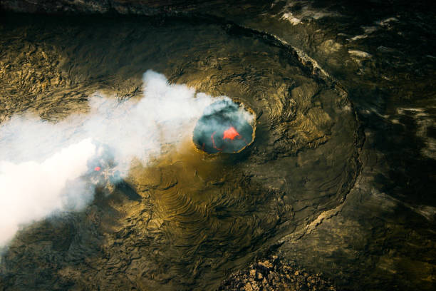 kīlauea pelé dans le parc national des volcans en éruption - lava lake photos et images de collection