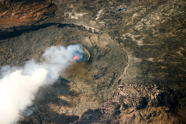 하와이 화산 국립 공원에서 분화 kīlauea 펠 레 - lava lake 뉴스 사진 이미지