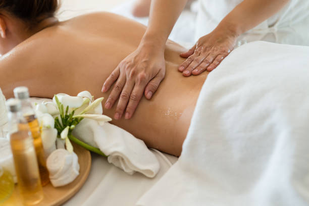 sono de jovem mulher asiática linda relaxante no óleo de massagem spa no salão de beleza. selecionar mão de foco de massagista - massage therapist - fotografias e filmes do acervo