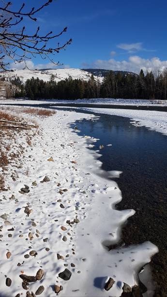 pół zamarznięta rzeka zimowa - similkameen river zdjęcia i obrazy z banku zdjęć