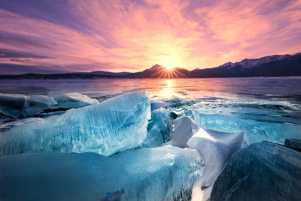 pause all'alba, pause di ghiaccio, lago abraham, alberta, montagne rocciose canadesi - dawn lake sky sunrise foto e immagini stock