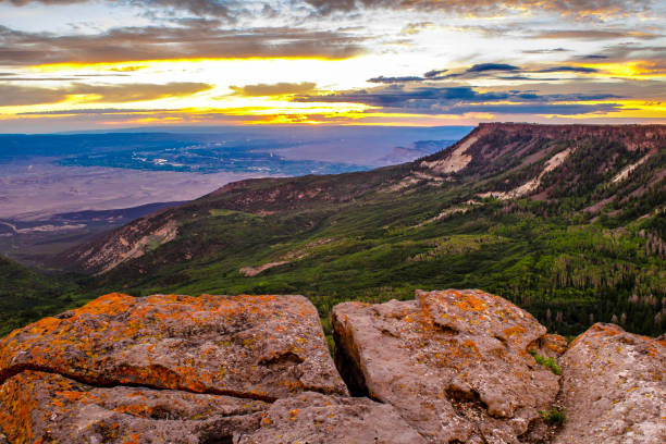 gran mesa en grand junction, colorado - colorado plateau fotografías e imágenes de stock