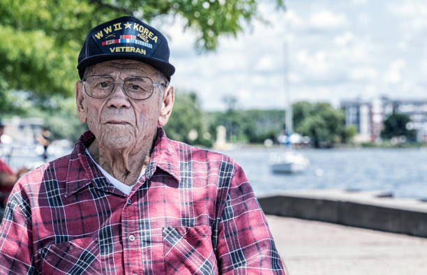 la segunda guerra mundial y guerra coreana veterano militar en lago de canandaigua - lumberjack shirt fotografías e imágenes de stock