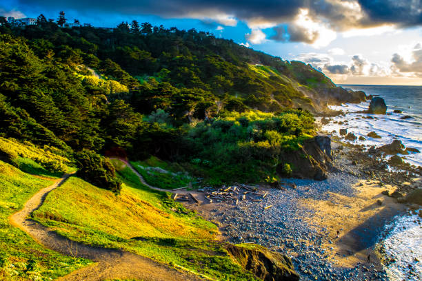 istock Sunset on San Francisco Bay in California 959075924