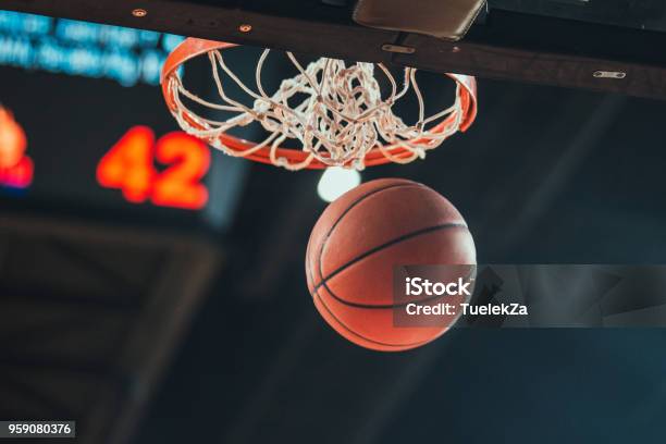 Pallacanestro - Fotografie stock e altre immagini di Basket - Basket, Campo sportivo, Canestro da pallacanestro