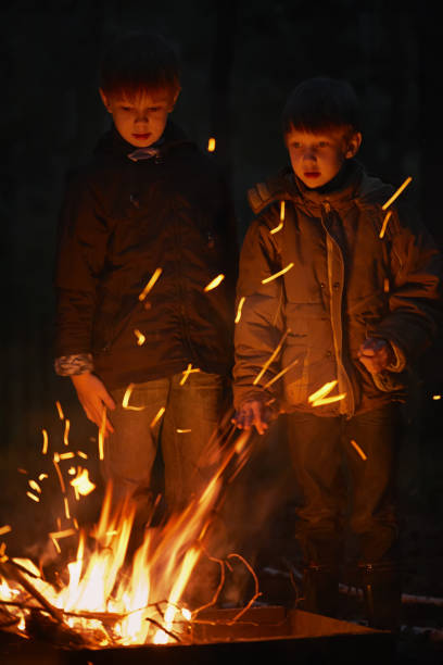 istock Children are near the fire 959095034