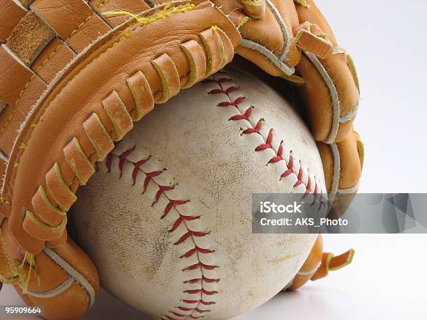 Guante De Béisbol Y Foto de stock y más banco de imágenes de Blanco - Color - Blanco - Color, Béisbol, Color - Tipo de imagen