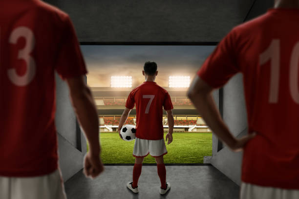 футболисты команды, стоящей на входе на стадион - back and forwards стоковые фото и изображения