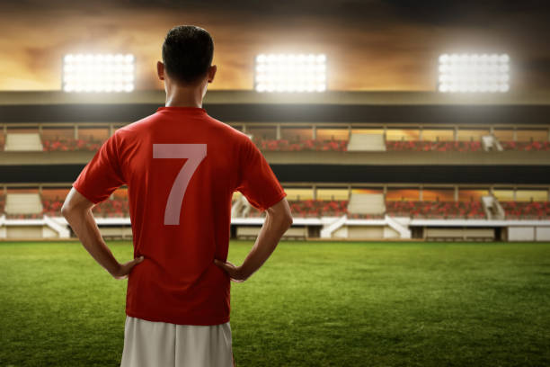 футболист, стоящий на поле - back and forwards стоковые фото и изображения