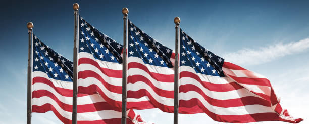 amerikanische flaggen gegen den himmel - horizontal gestreiften vorhängen stock-fotos und bilder