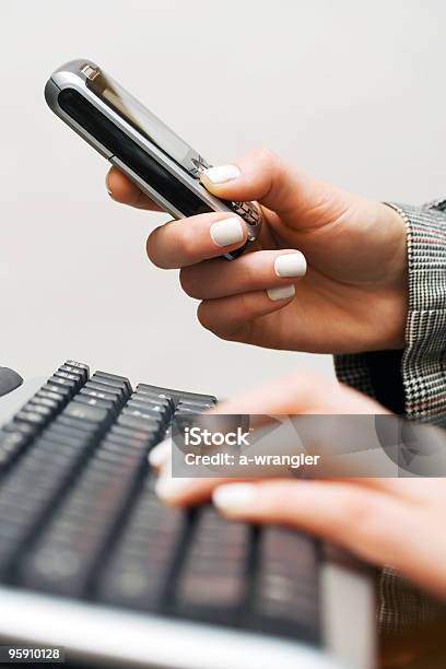 Mujer Manos Escribiendo En El Teclado Comuter Foto de stock y más banco de imágenes de Adulto - Adulto, Color - Tipo de imagen, Datos