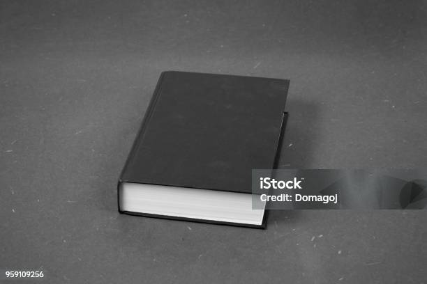 Cuốn sách bìa cứng màu đen là một tác phẩm nghệ thuật mang đến sự sang trọng và đẳng cấp. Với bìa vàng cùng làn gió mới từ những trang sách đậm chất đen, bạn sẽ không thể rời mắt khỏi những kiệt tác này!