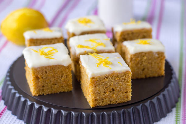 pezzi di torta di carote fatta in casa con arancia, scorza di limone e crema di glassa. messa a fuoco selettiva - healthy eating close up lemon nut foto e immagini stock