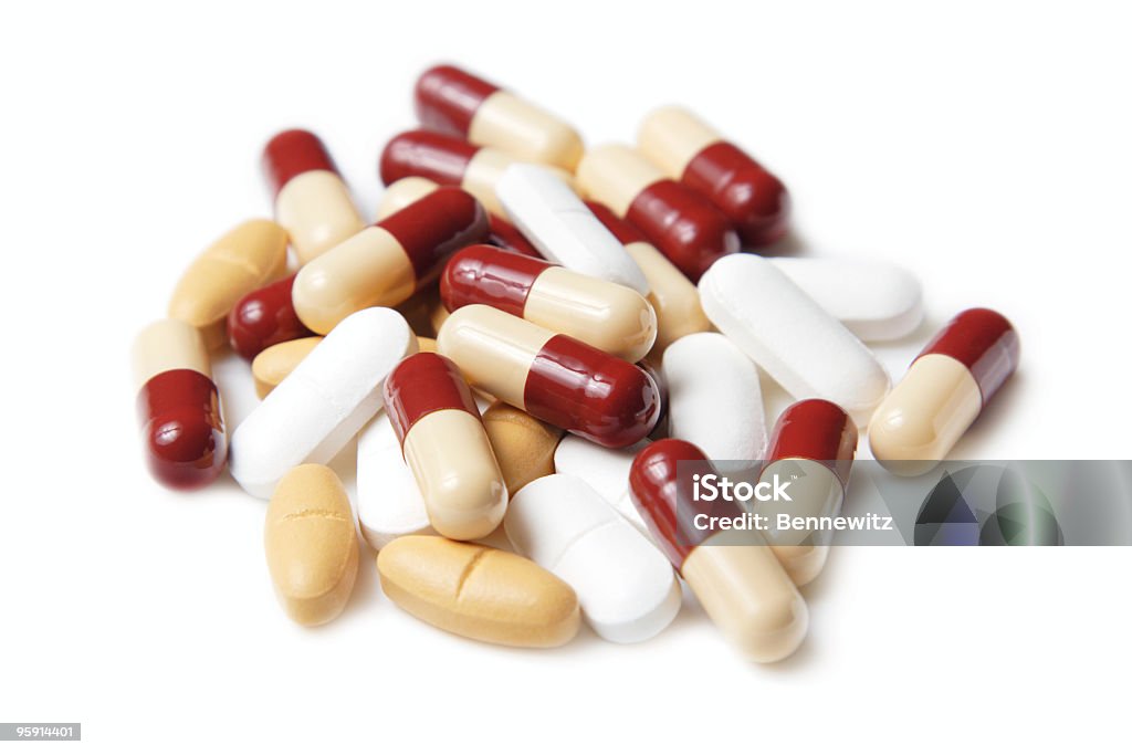 Куча таблеток, изолированные на белом - Стоковые фото Без людей роялти-фри