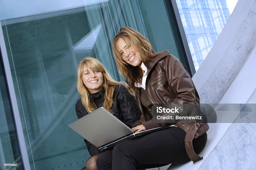 Dos mujeres trabajando al aire libre. - Foto de stock de 18-19 años libre de derechos