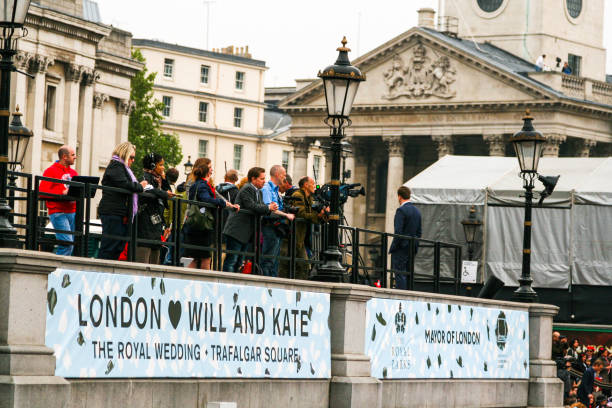 люди смотрят королевскую свадьбу принца уильяма и кейт миддлтон, трафальгарская площадь, лондон, великобритания - nobility wedding crowd british flag стоковые фото и изображения