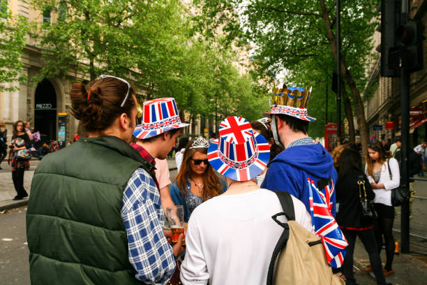 persone che indossano cappelli di bandiera britannici al royal wedding del principe william e kate middleton, londra, regno unito - nobility wedding crowd british flag foto e immagini stock