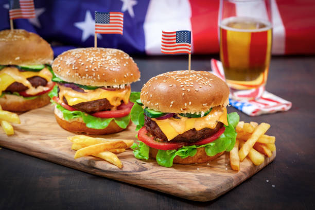 american burger na 4 lipca - salad food and drink food lettuce zdjęcia i obrazy z banku zdjęć