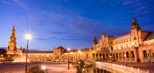 plaza de espana (plac hiszpania) w nocy w sewilli, andaluzja - plaza de espana sevilla town square seville zdjęcia i obrazy z banku zdjęć