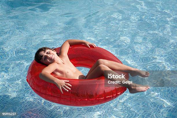 Niño En Natación Piscina Foto de stock y más banco de imágenes de Piscina - Piscina, Rojo, Agua