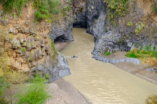 gole dell'alcantara - alcantara gorge (sicília, itália) - sicily river water gole dellalcantara - fotografias e filmes do acervo