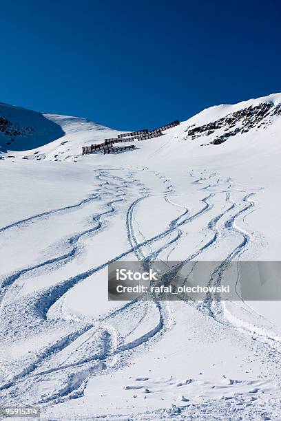 Photo libre de droit de Pistes De Ski Sur La Montagne banque d'images et plus d'images libres de droit de Activité - Activité, Activité de loisirs, Blanc