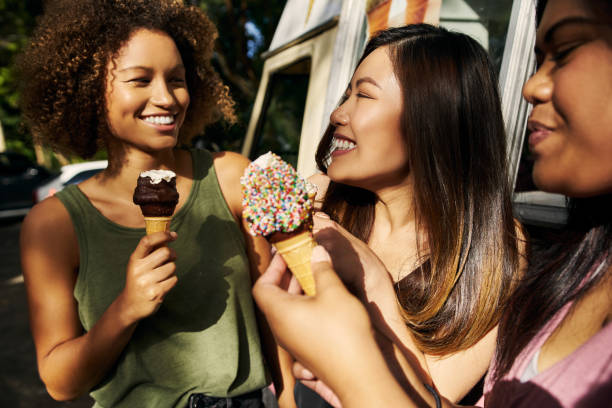 délicieuse crème glacée avec les meilleures personnes - camionnette de vendeur de glaces photos et images de collection