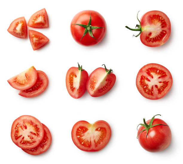 satz von frische ganze und geschnittene tomaten - ansicht aus erhöhter perspektive stock-fotos und bilder
