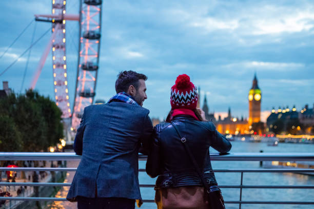 vue arrière du couple à londres dans la soirée - london eye photos et images de collection