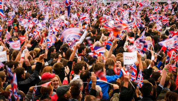 ludzie wymachujący brytyjskimi flagami na królewskim ślubie księcia williama i kate middleton, londyn, wielka brytania - royal wedding zdjęcia i obrazy z banku zdjęć