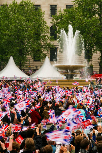 люди размахивают британскими флагами на королевской свадьбе принца уильяма и кейт миддлтон, лондон, великобритания - nobility wedding crowd british flag стоковые фото и изображения