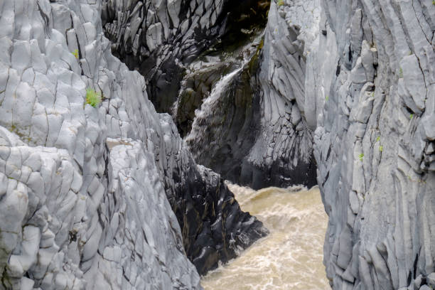 gole dell'alcantara - alcantara gorge (sicília, itália) - sicily river water gole dellalcantara - fotografias e filmes do acervo