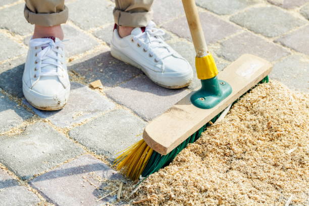 作業後に庭のきれいな女 - broom sweeping cleaning work tool ストックフォトと画像